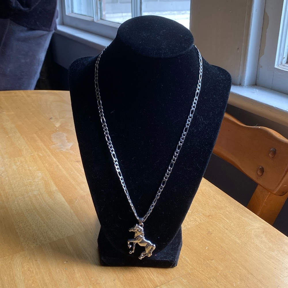 V! Silver tone necklace with horse in great condition